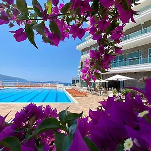 Toto & 4*, Vlorë Albanië